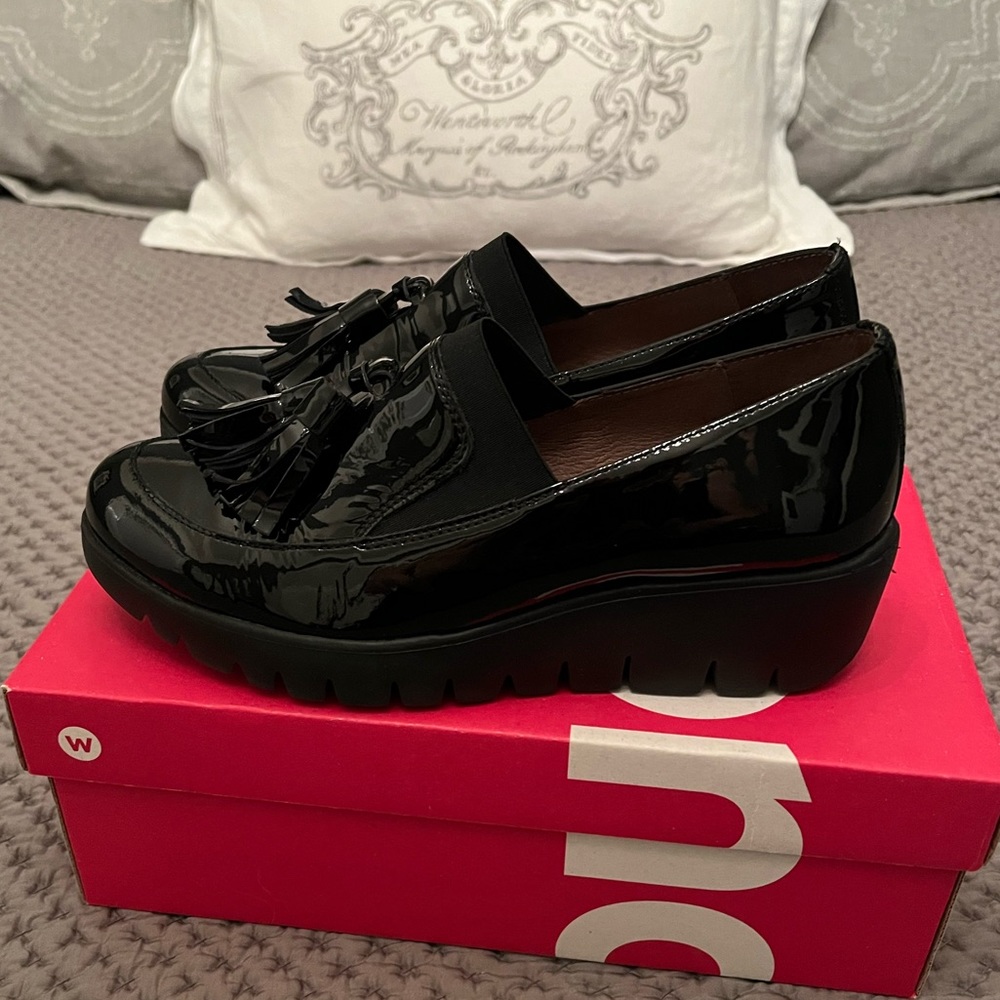Wonders patent leather slip-on wedge tassel loafers